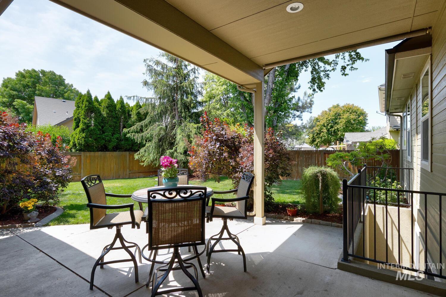 9407 W Pebblestream Dr