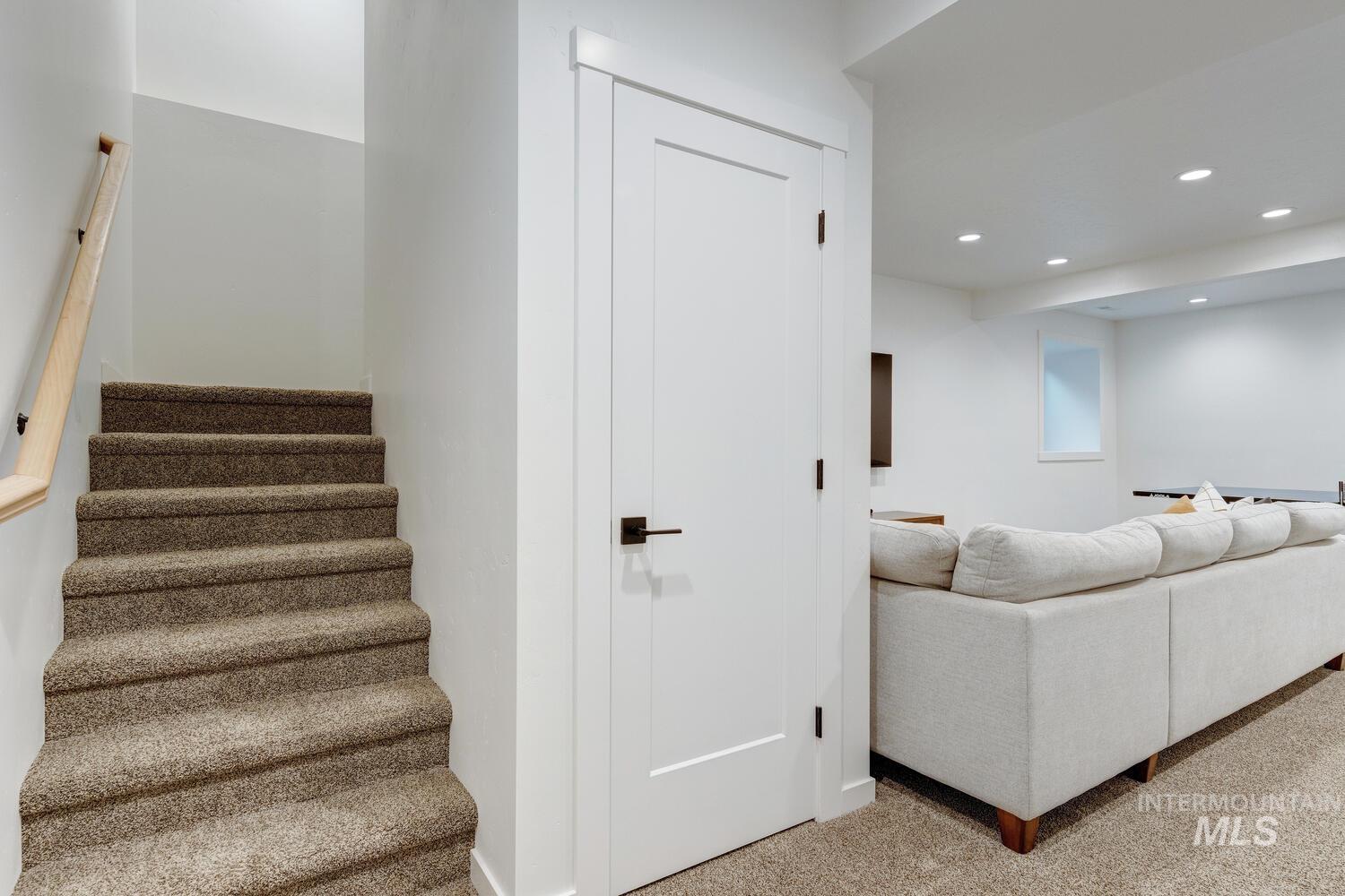 5572 W School Ridge Rd