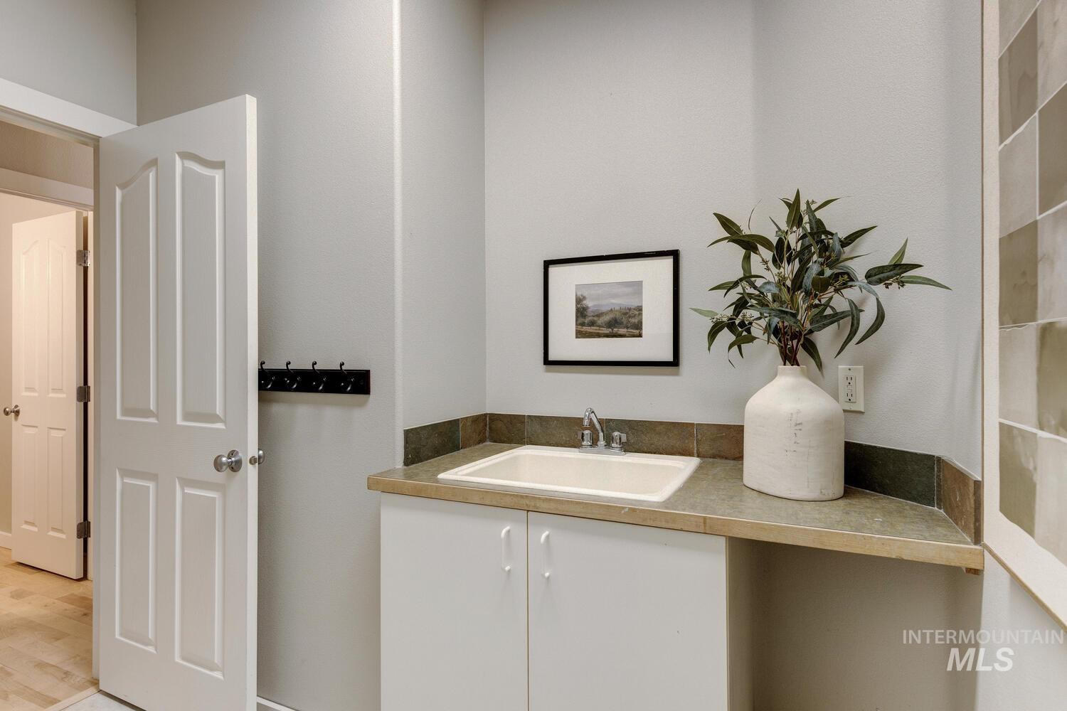 5572 W School Ridge Rd