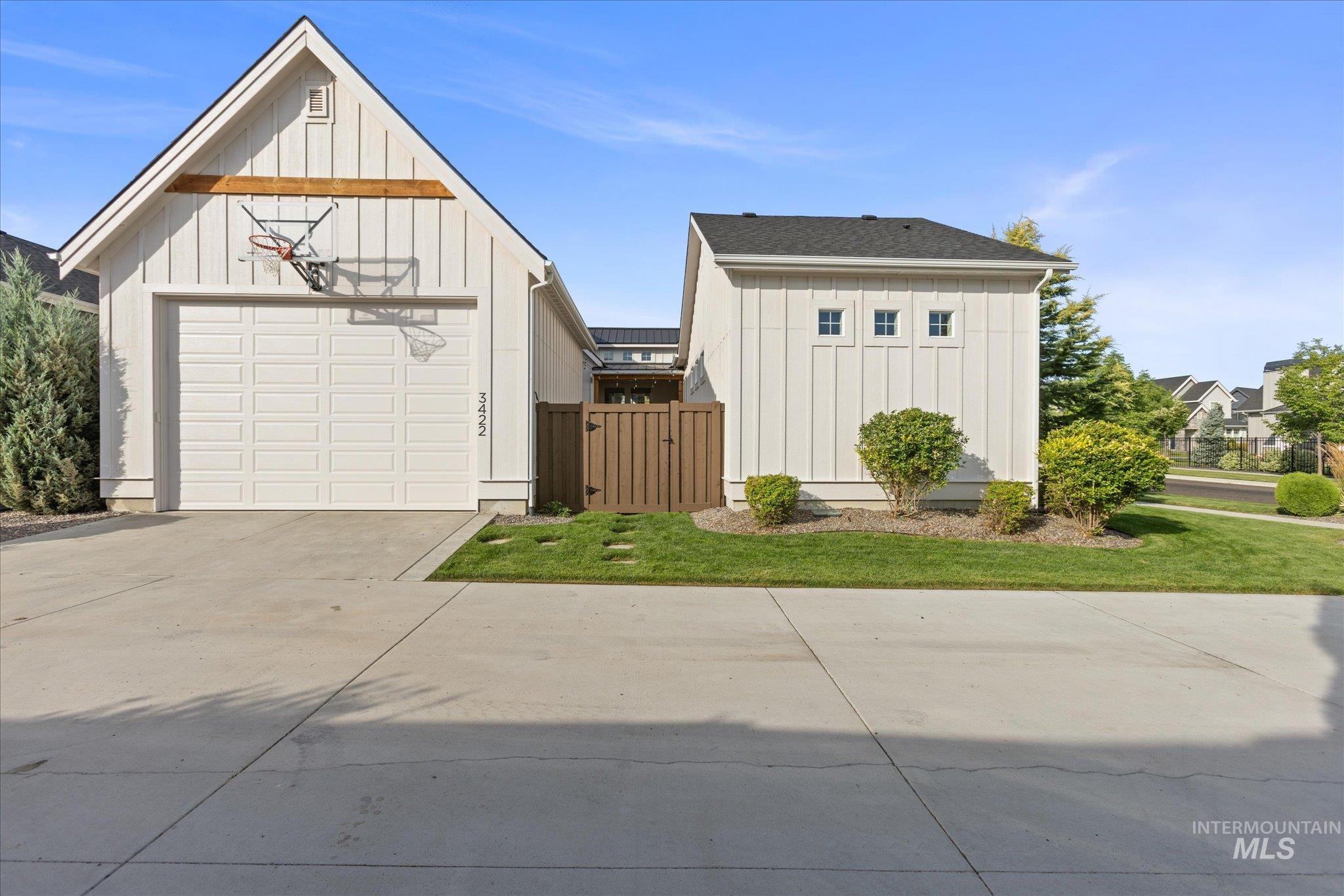 3422 W Hidden Springs Dr