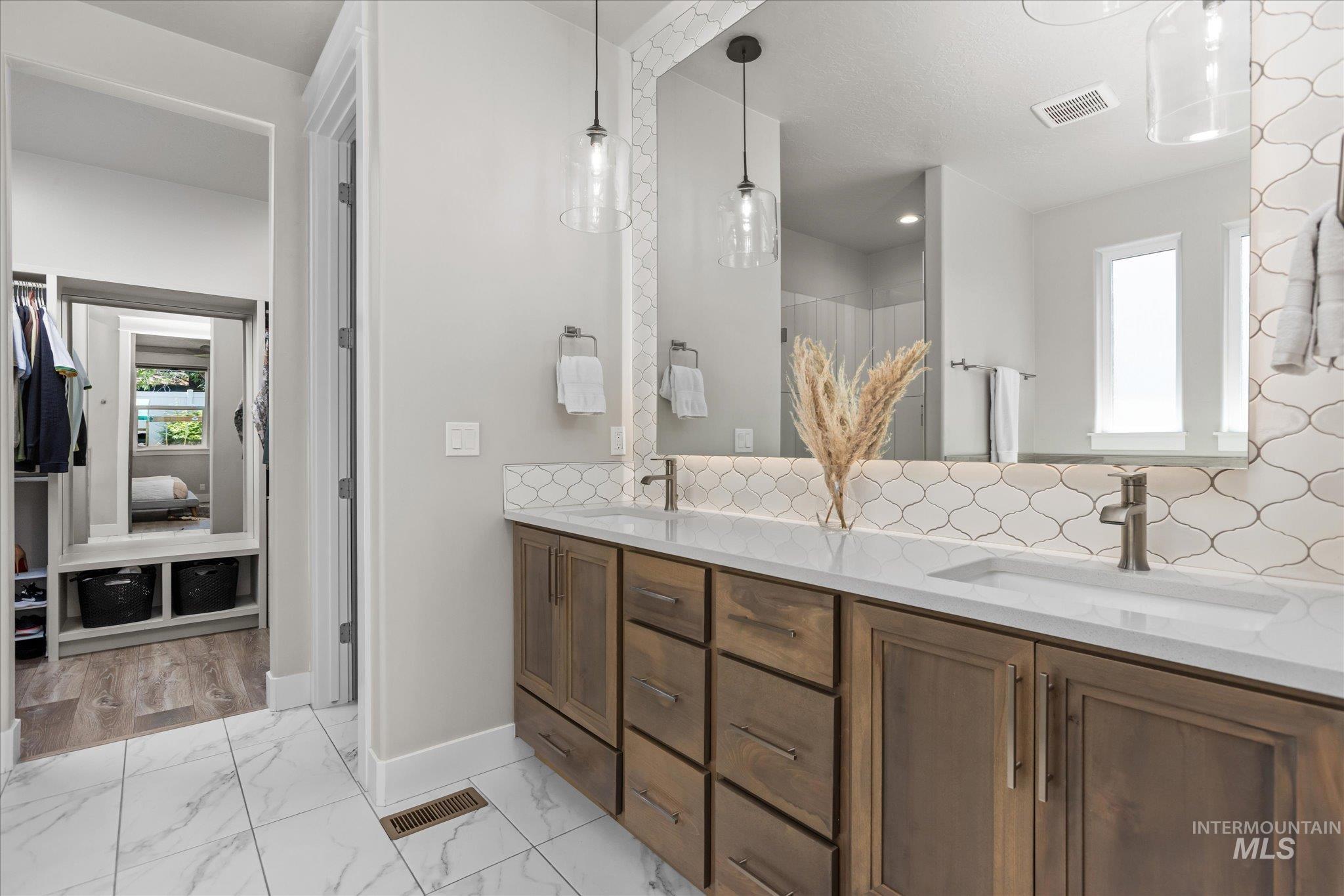 3332 W Lassen Dr