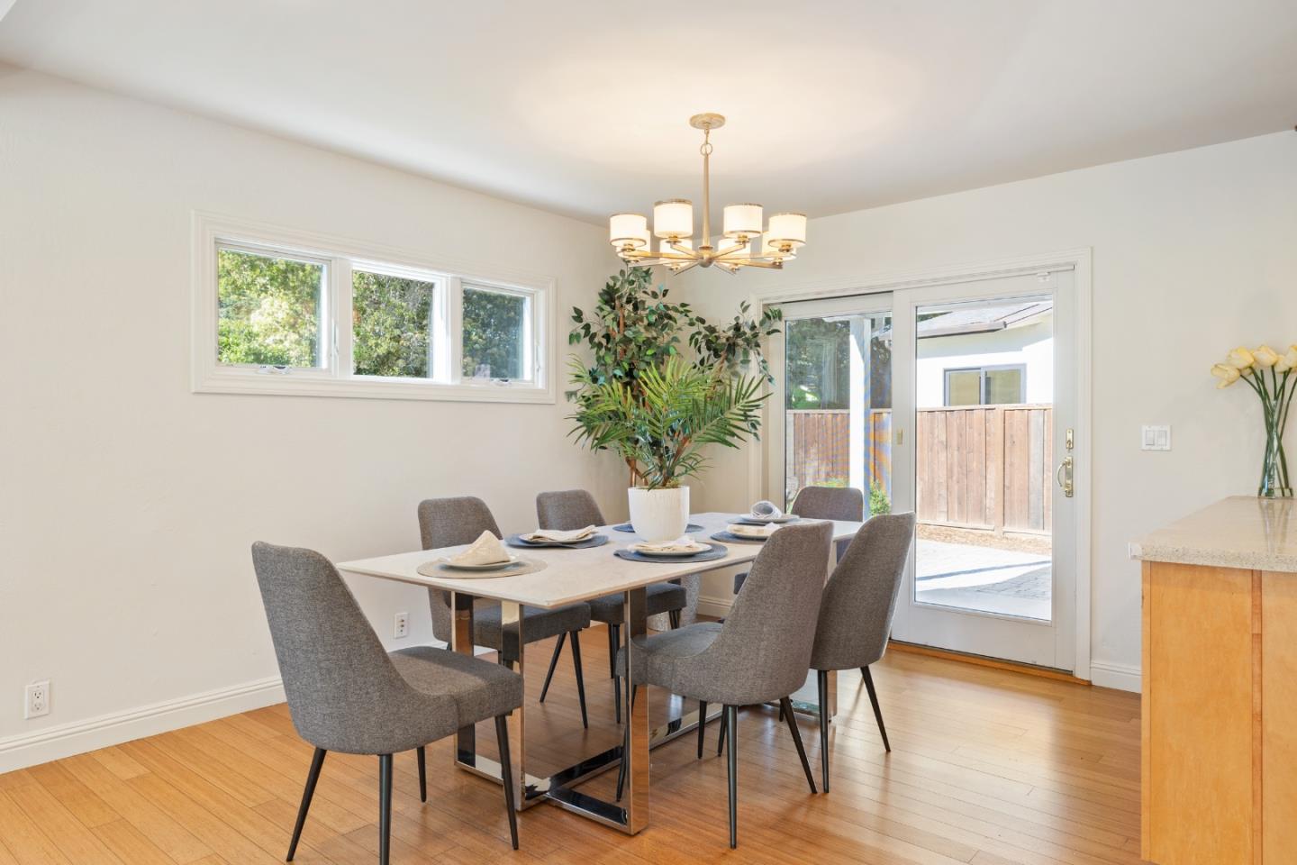 900 Los Robles Avenue