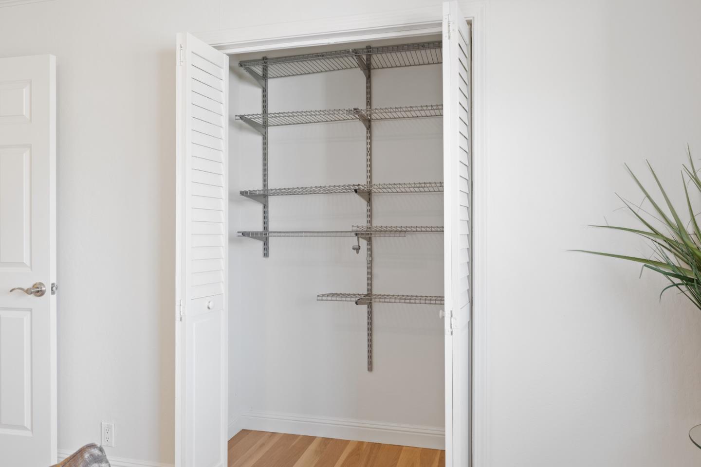 900 Los Robles Avenue