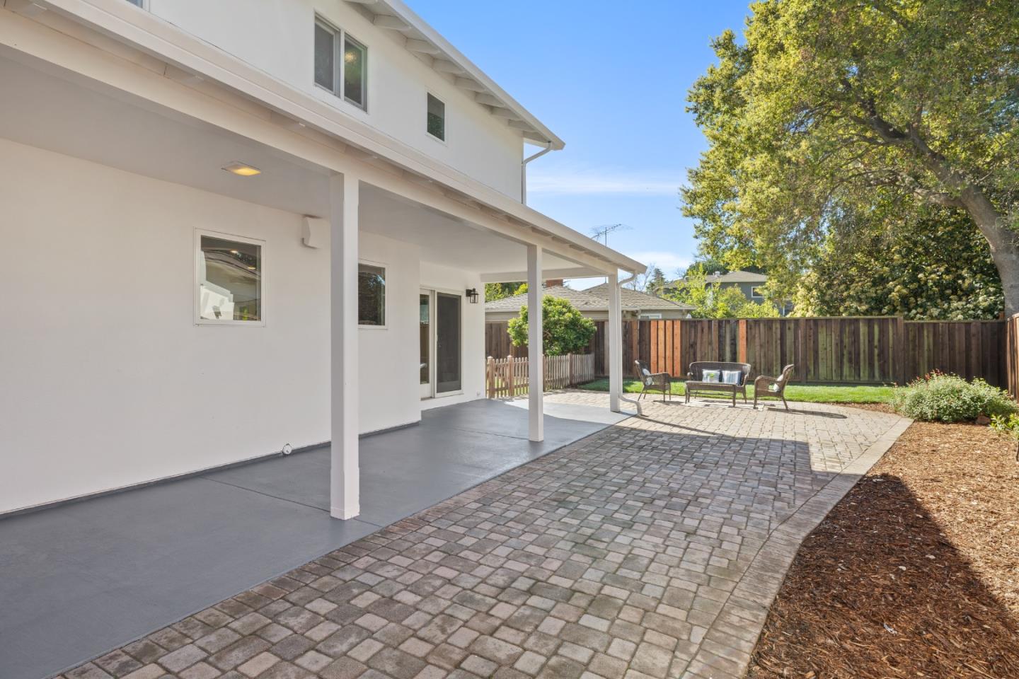 900 Los Robles Avenue