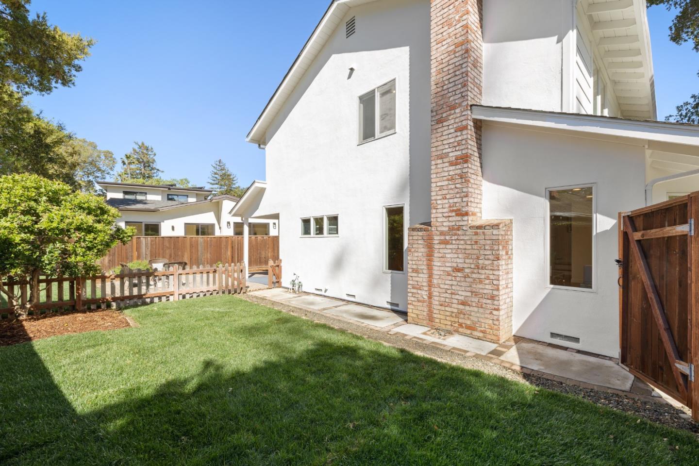 900 Los Robles Avenue