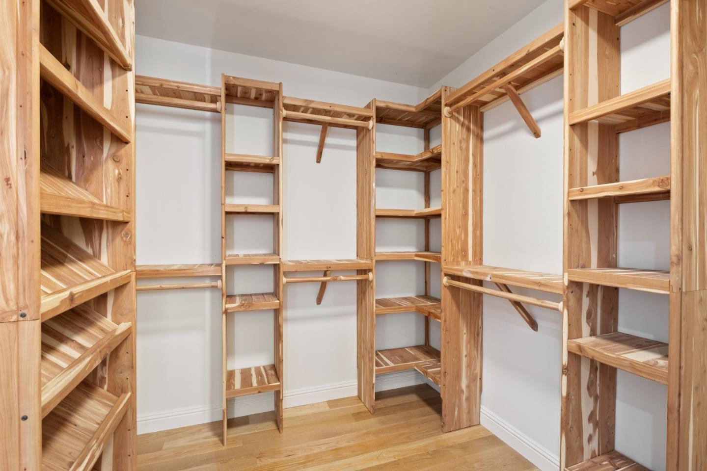 900 Los Robles Avenue