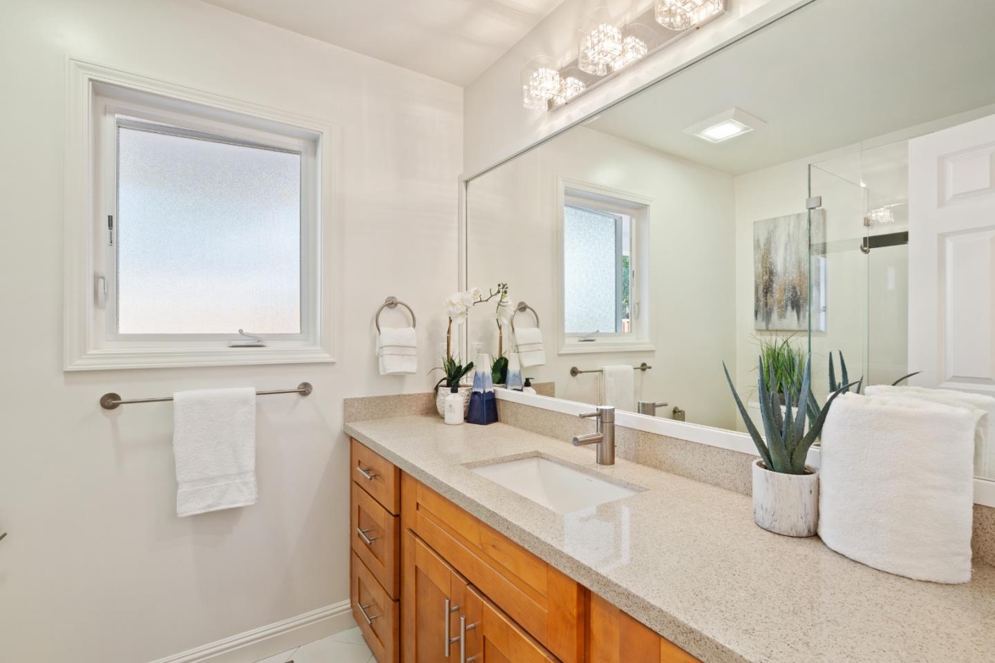 900 Los Robles Avenue