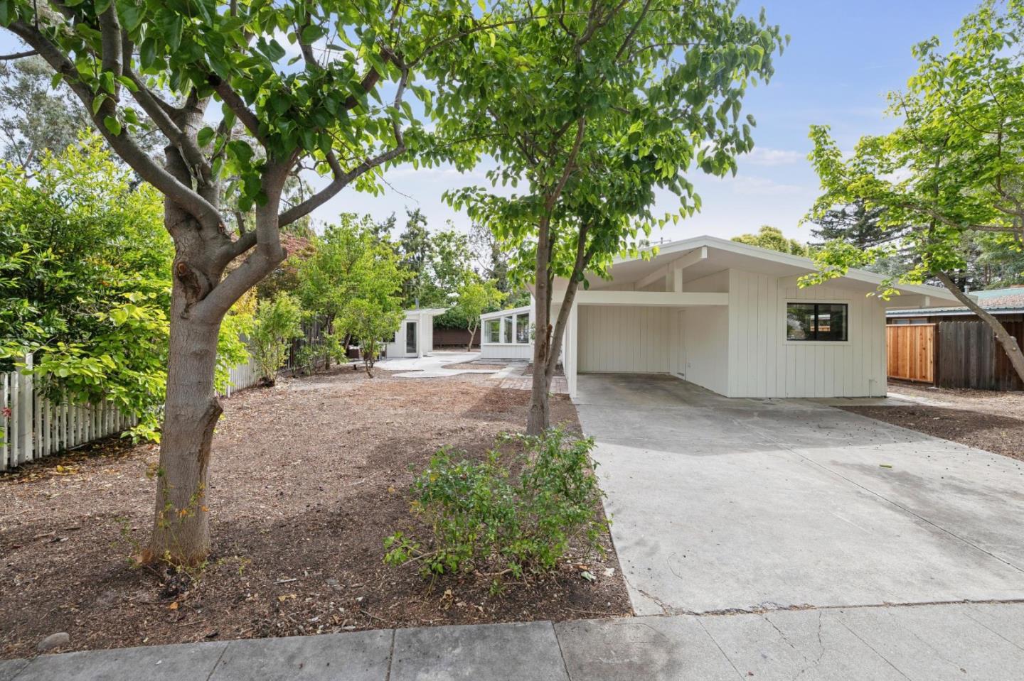 1046 Metro Circle