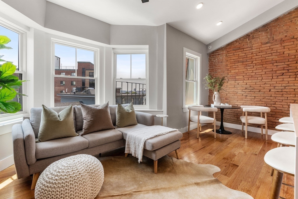 472 E 4th St # 3
