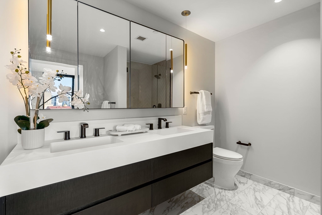 55 Lagrange St # 2004