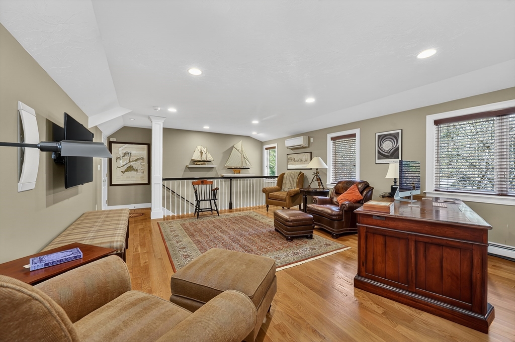 37 Mast Hill Rd