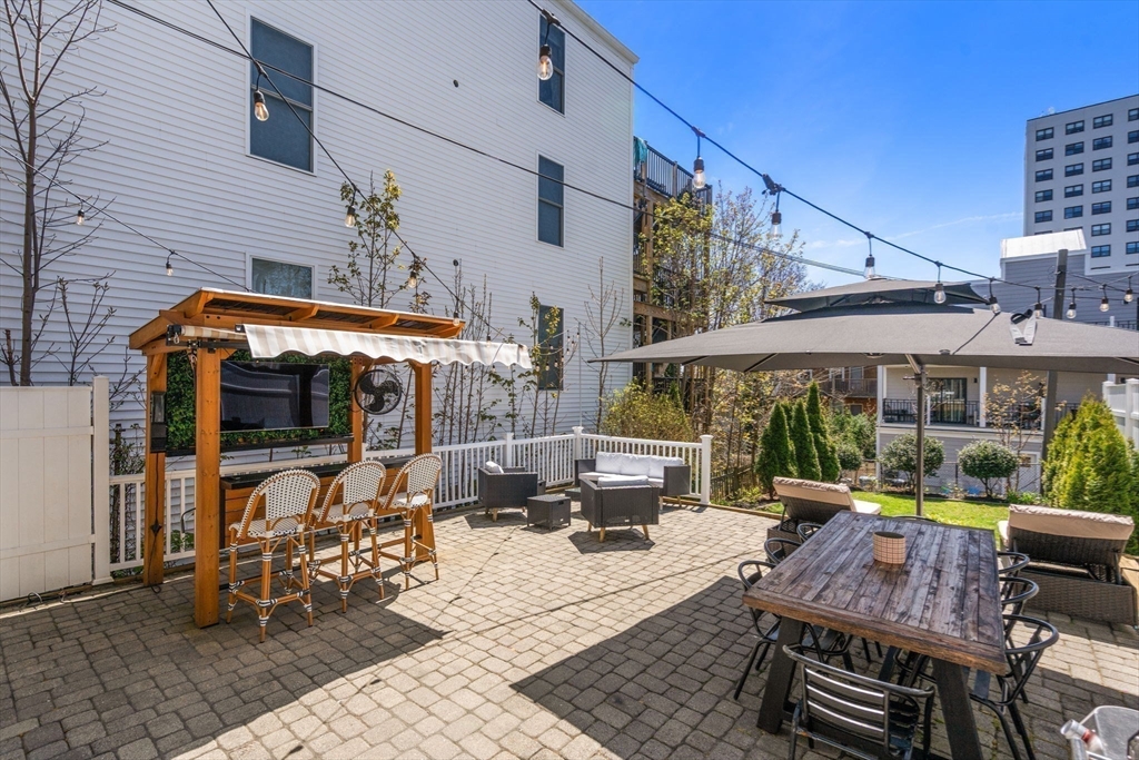 413 E 7th St # 1