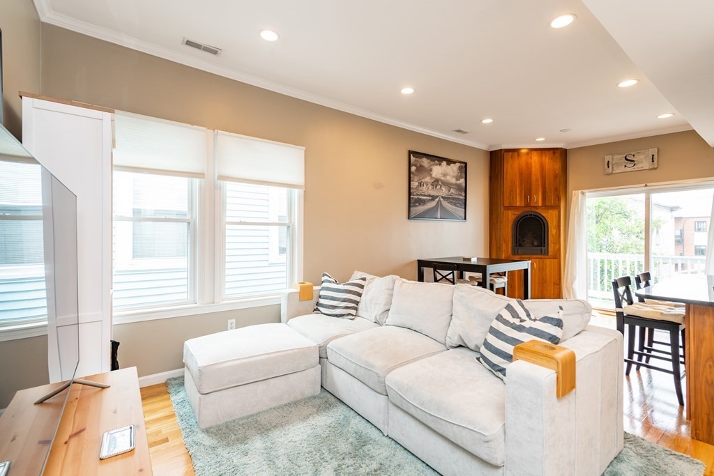10 Peters St # 3