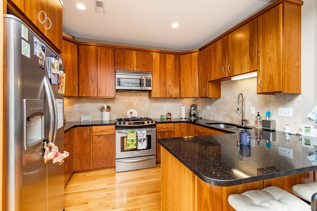 10 Peters St # 3