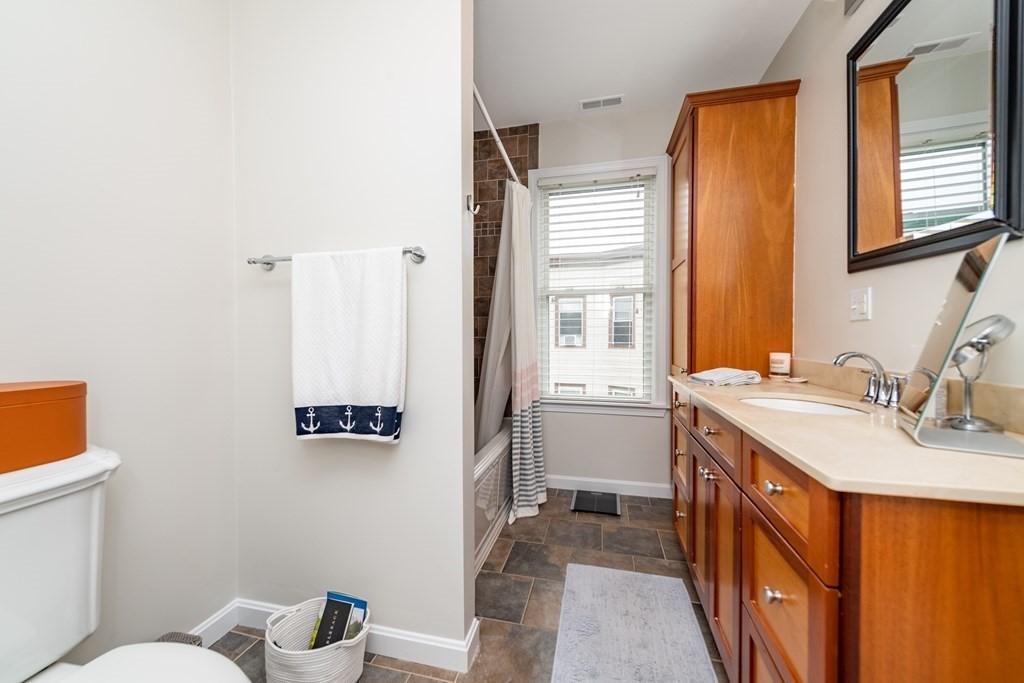 10 Peters St # 3