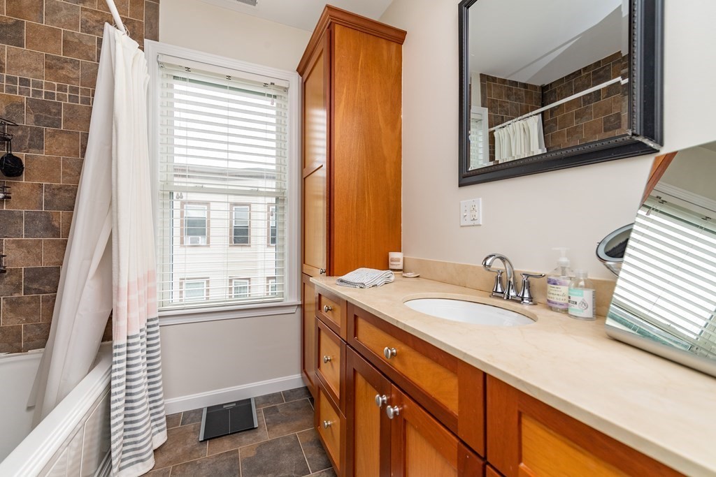 10 Peters St # 3
