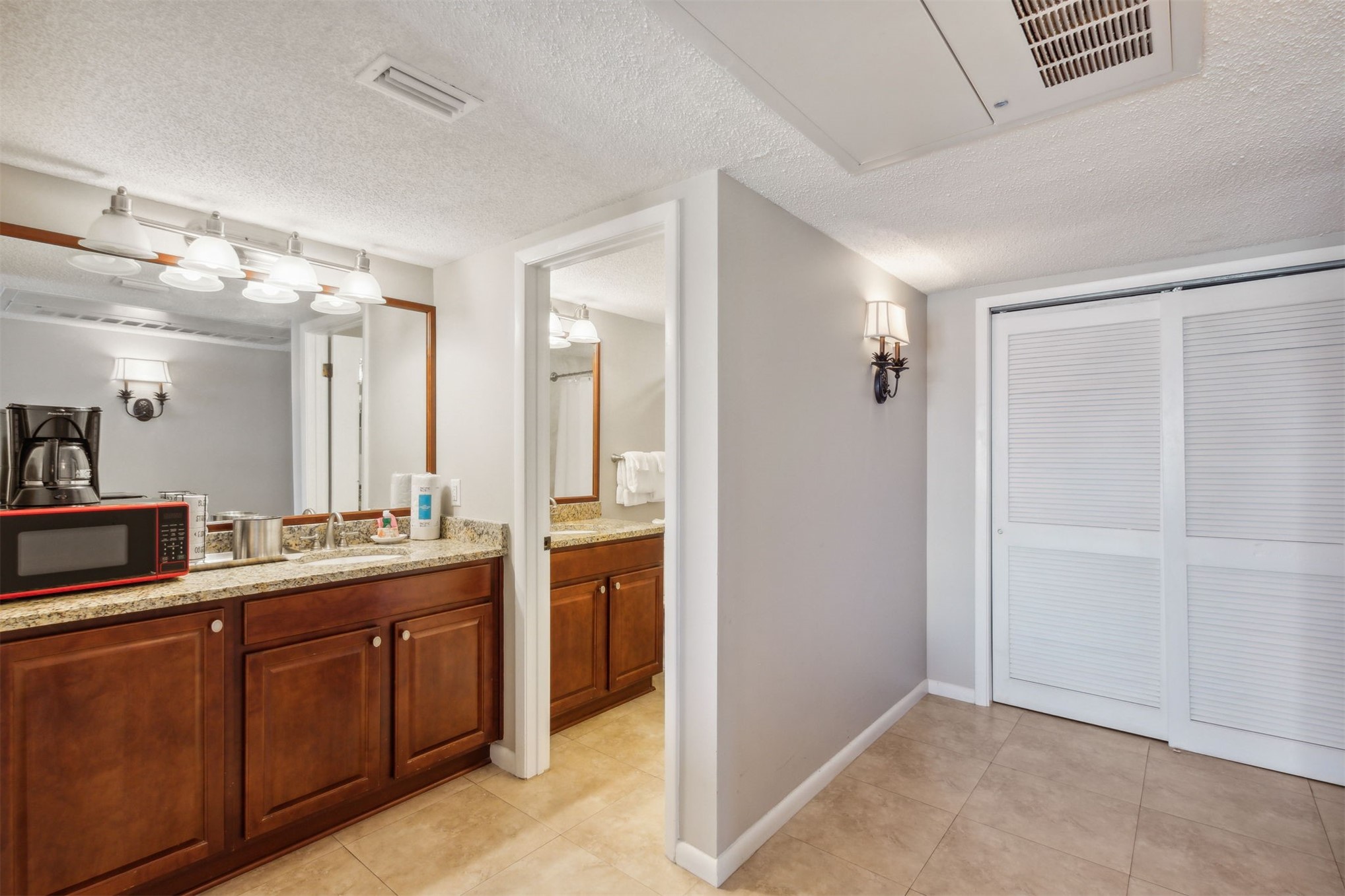 327/328 SANDCASTLES COURT 284