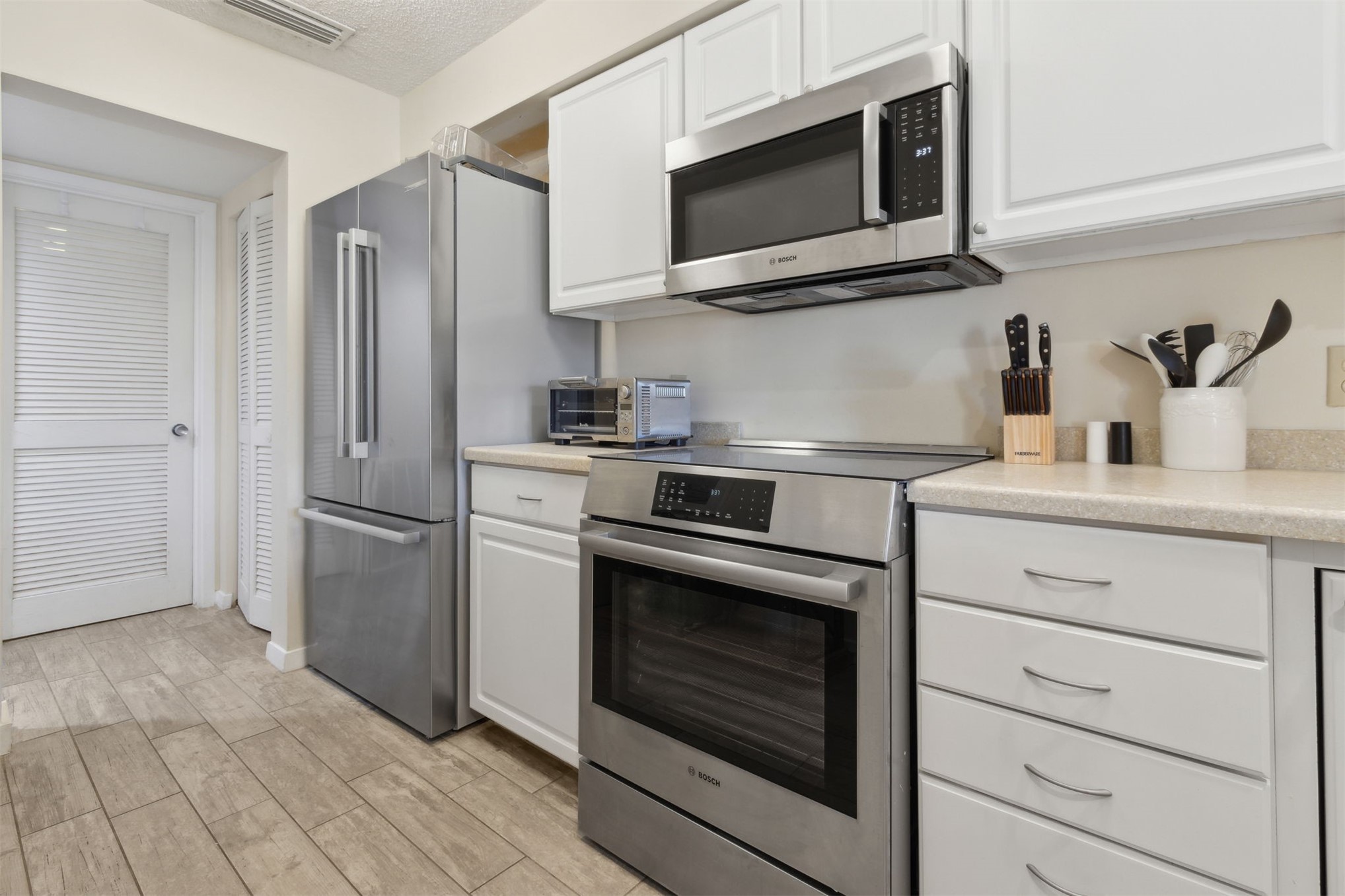 2098 BEACH WOOD ROAD 2098