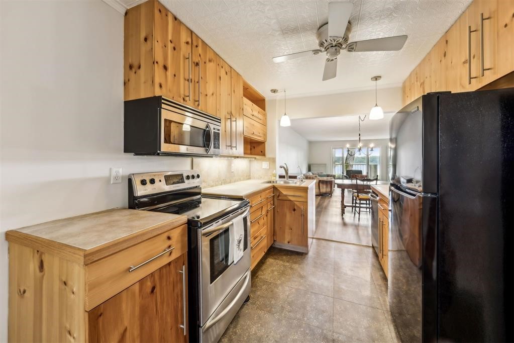 2206 BOXWOOD LANE 2206