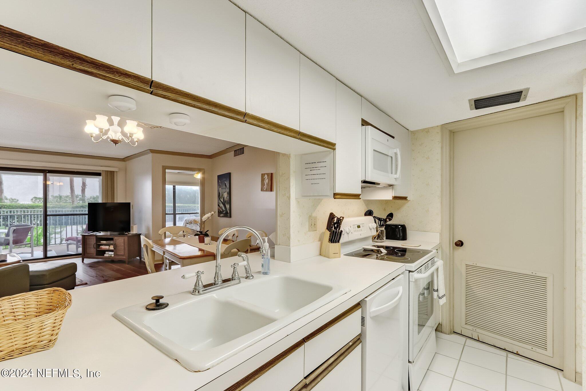 3460 S FLETCHER Avenue, 105
