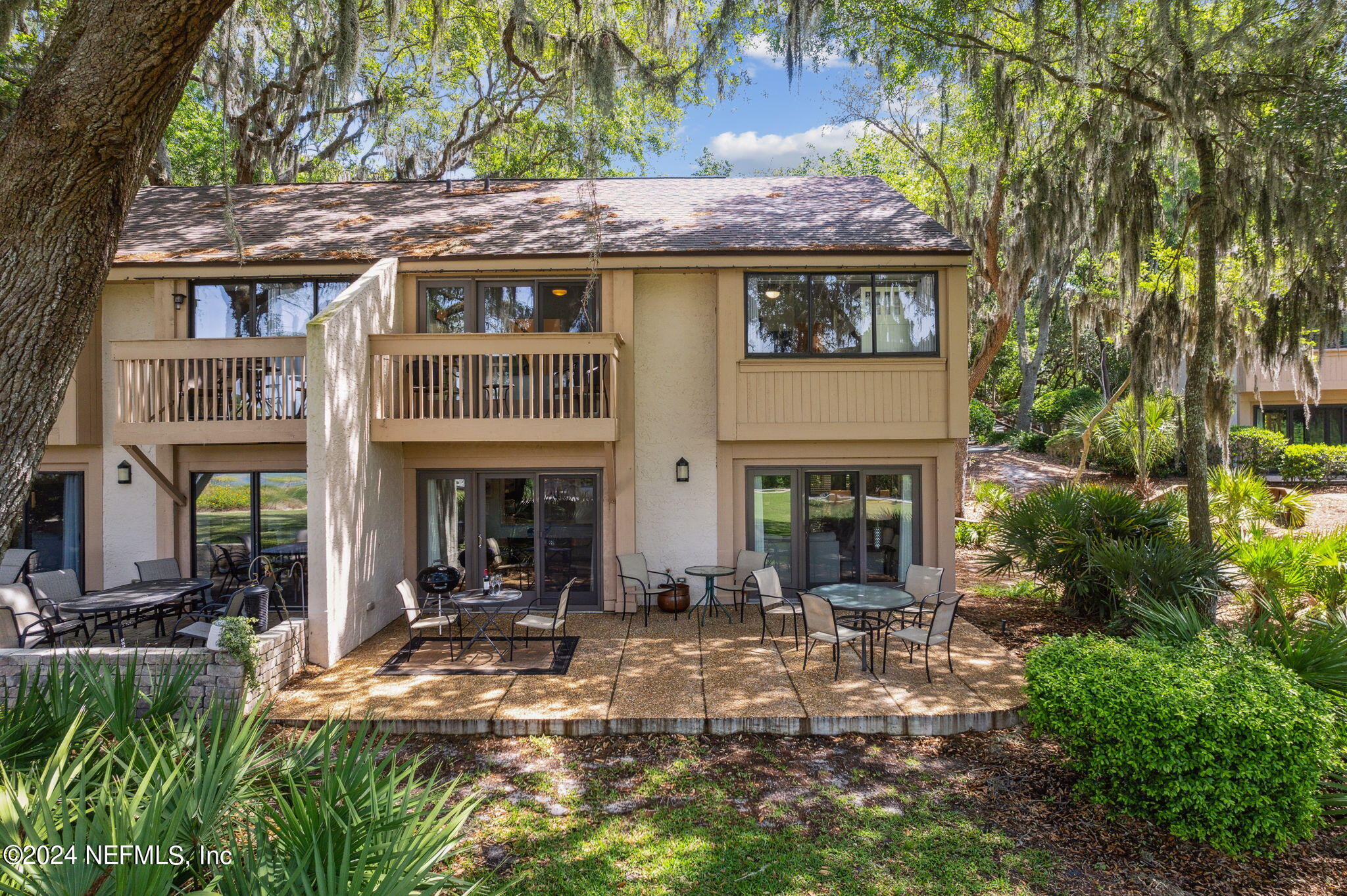 2039 BEACH WOOD Road