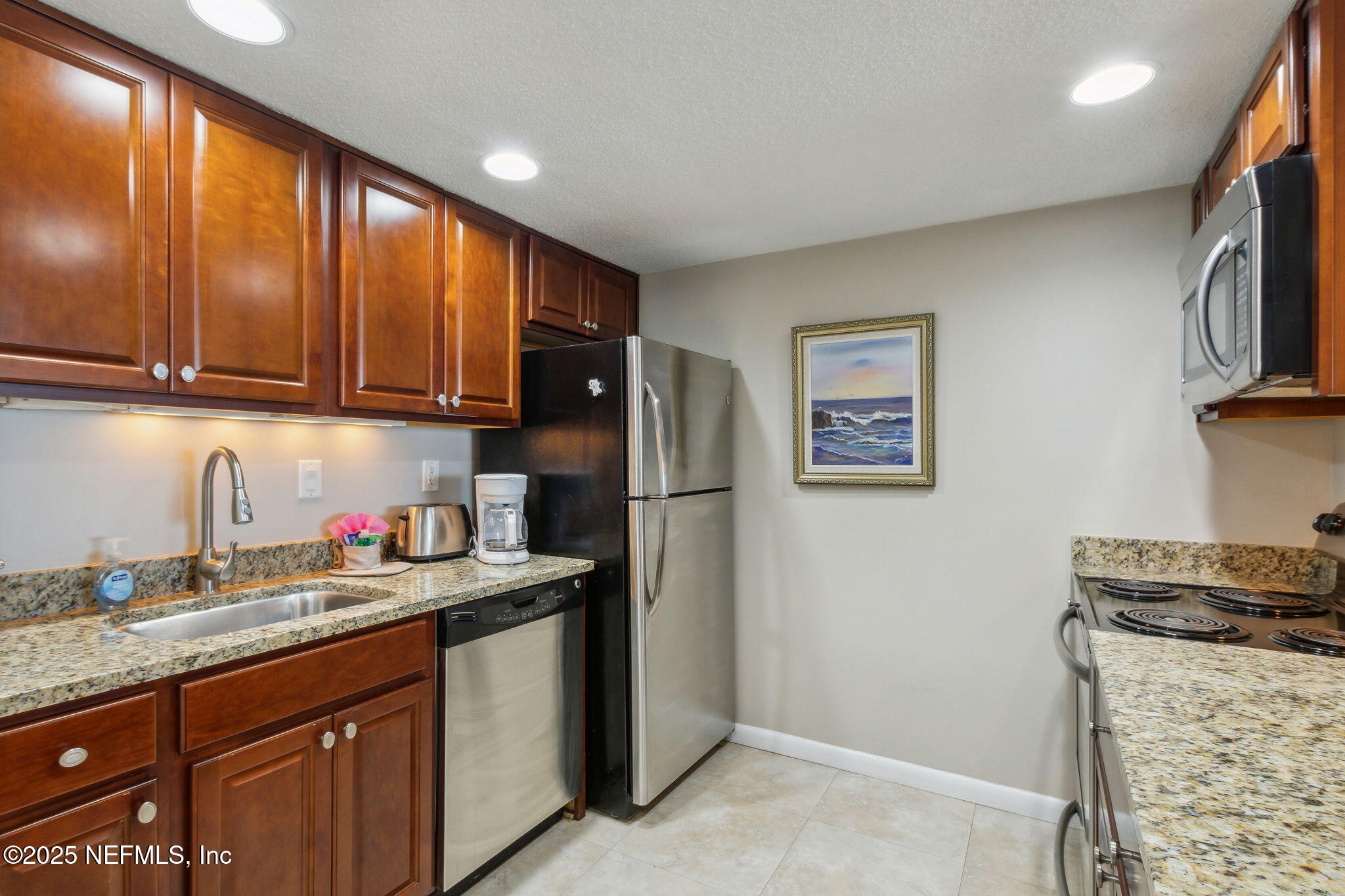 327/328 SANDCASTLES Court