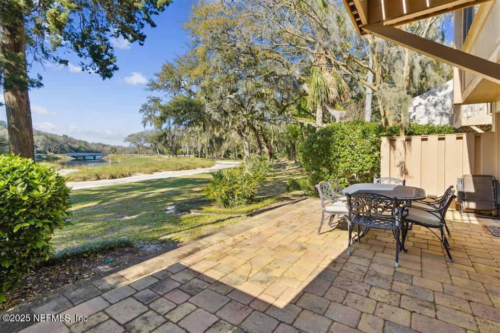 2098 BEACH WOOD Road