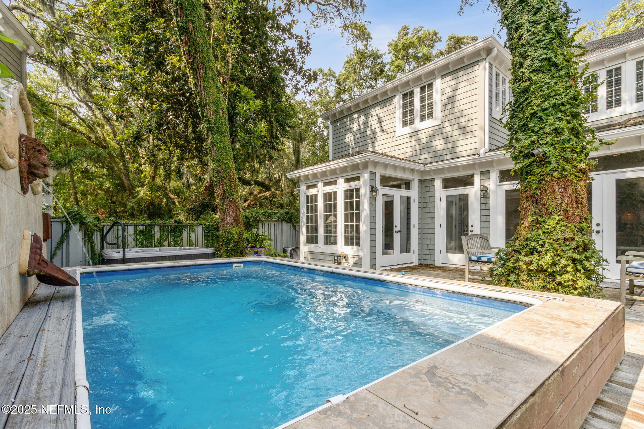 2 HERON OAKS Court