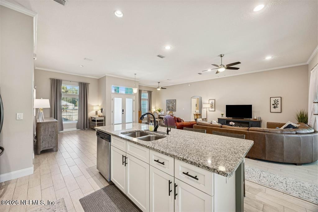 828 SIMMONS Road