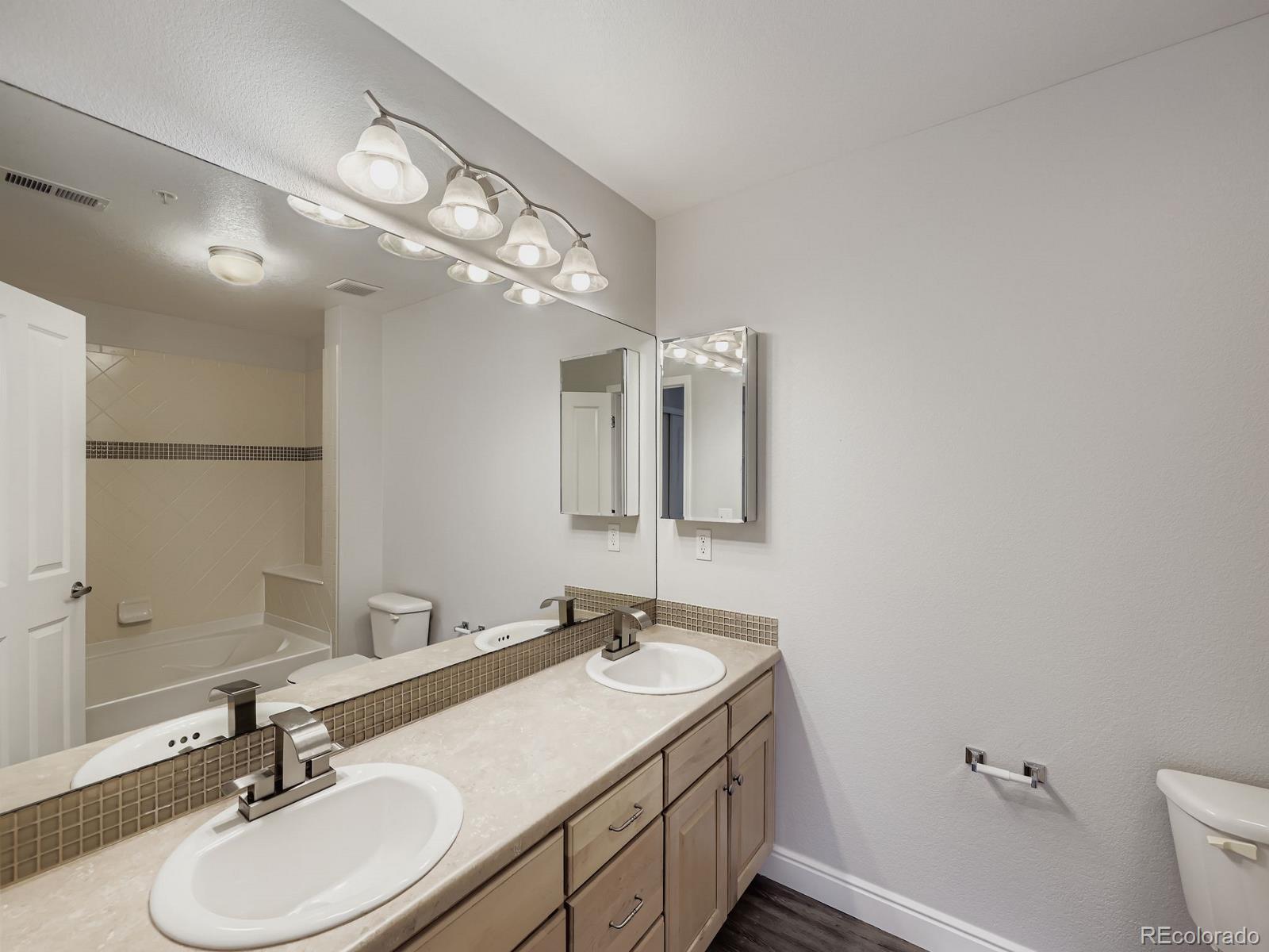 10061 W Victoria Place Unit: 204