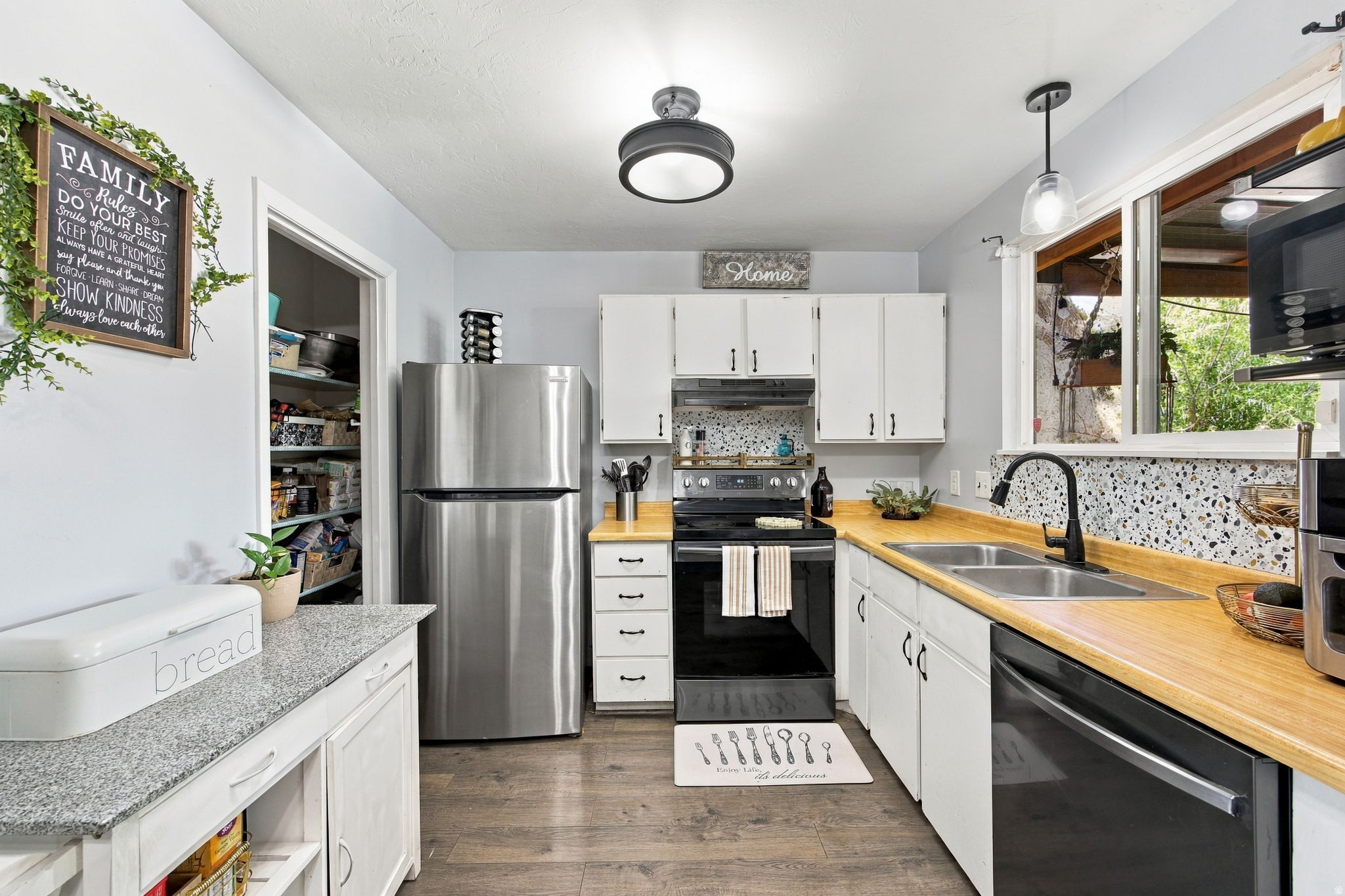 1466 W TWIN OAKS DR
