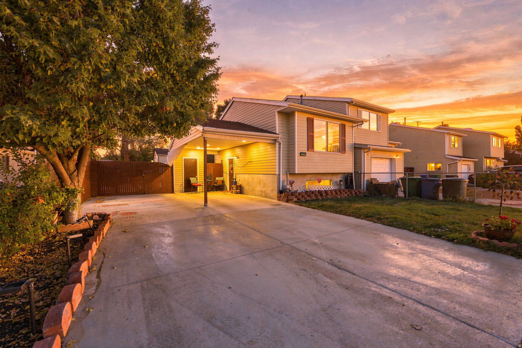 1466 W TWIN OAKS DR