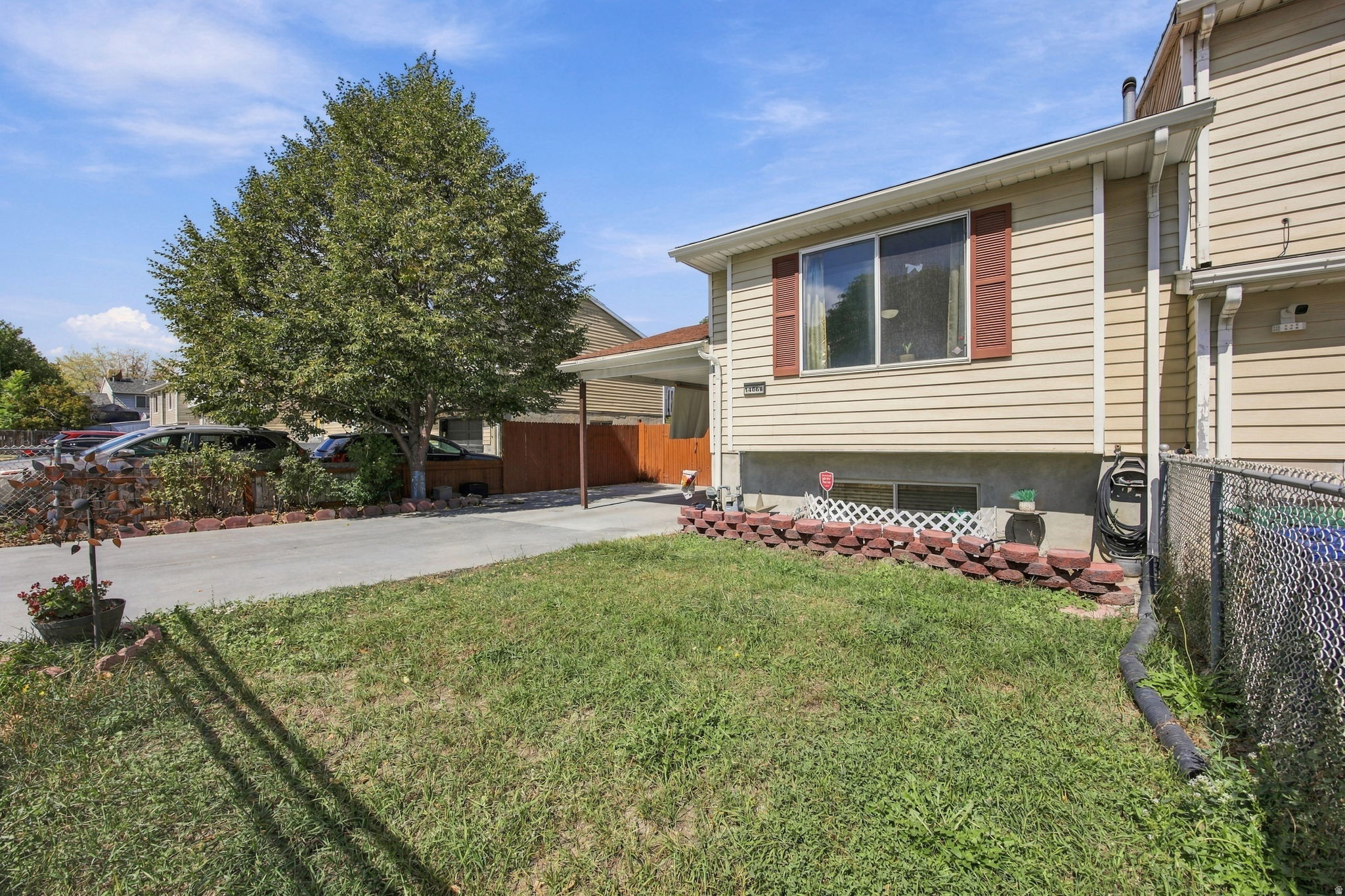 1466 W TWIN OAKS DR