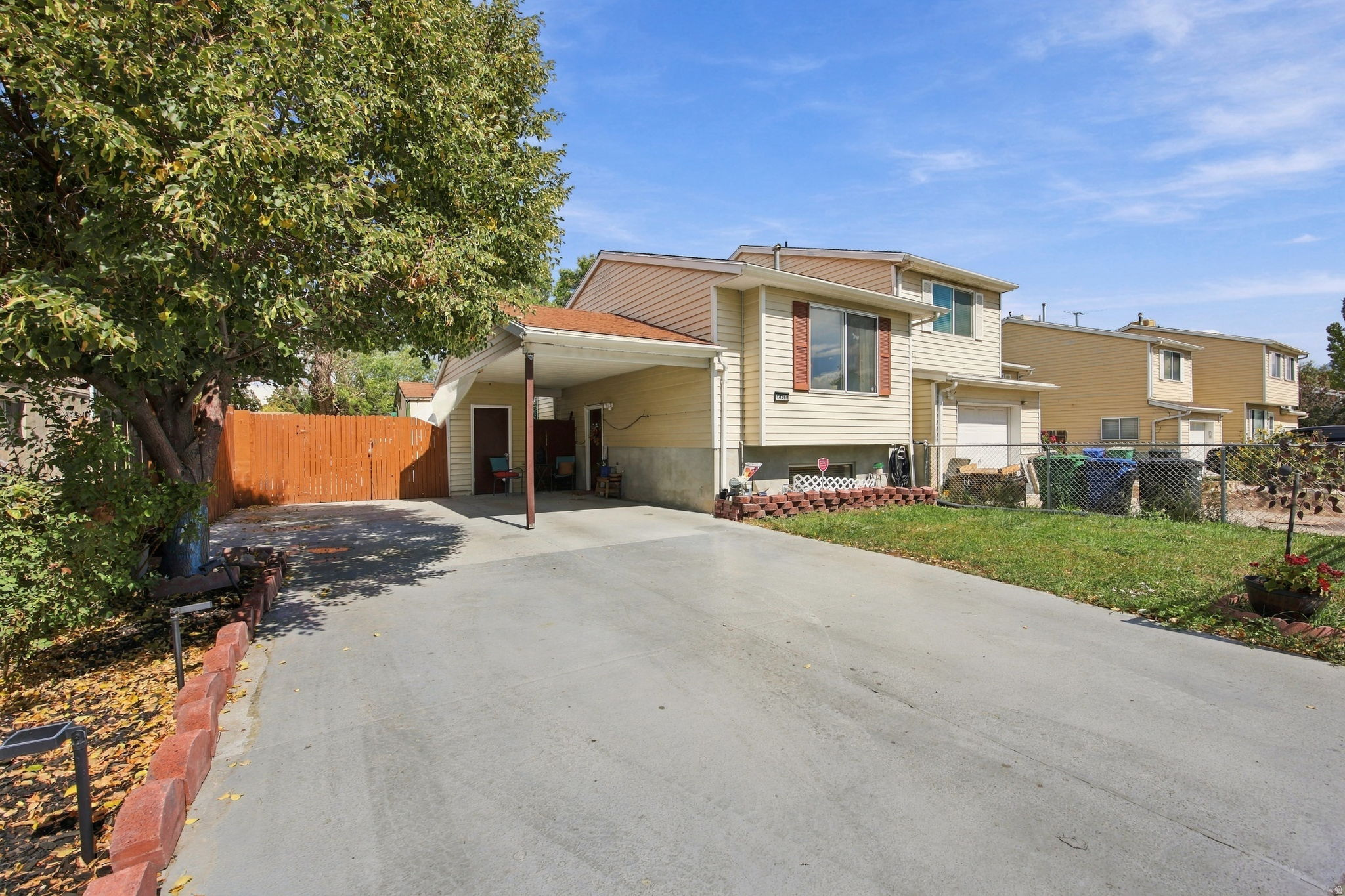 1466 W TWIN OAKS DR