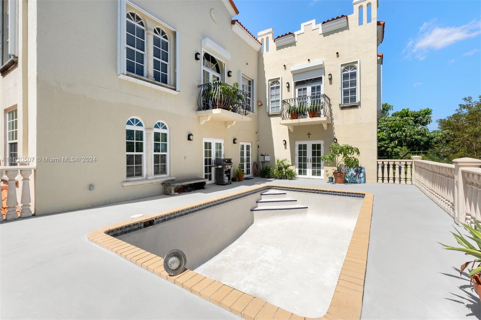111 Edgewater Dr # 2A