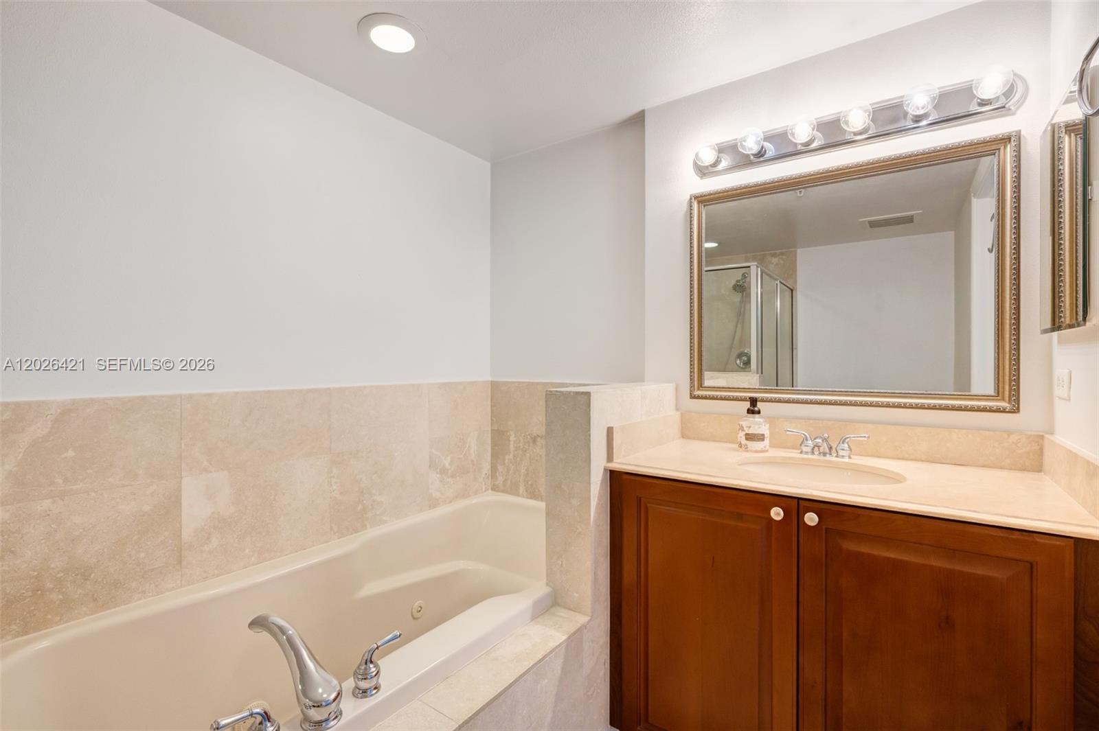 101 Sidonia Ave # 404