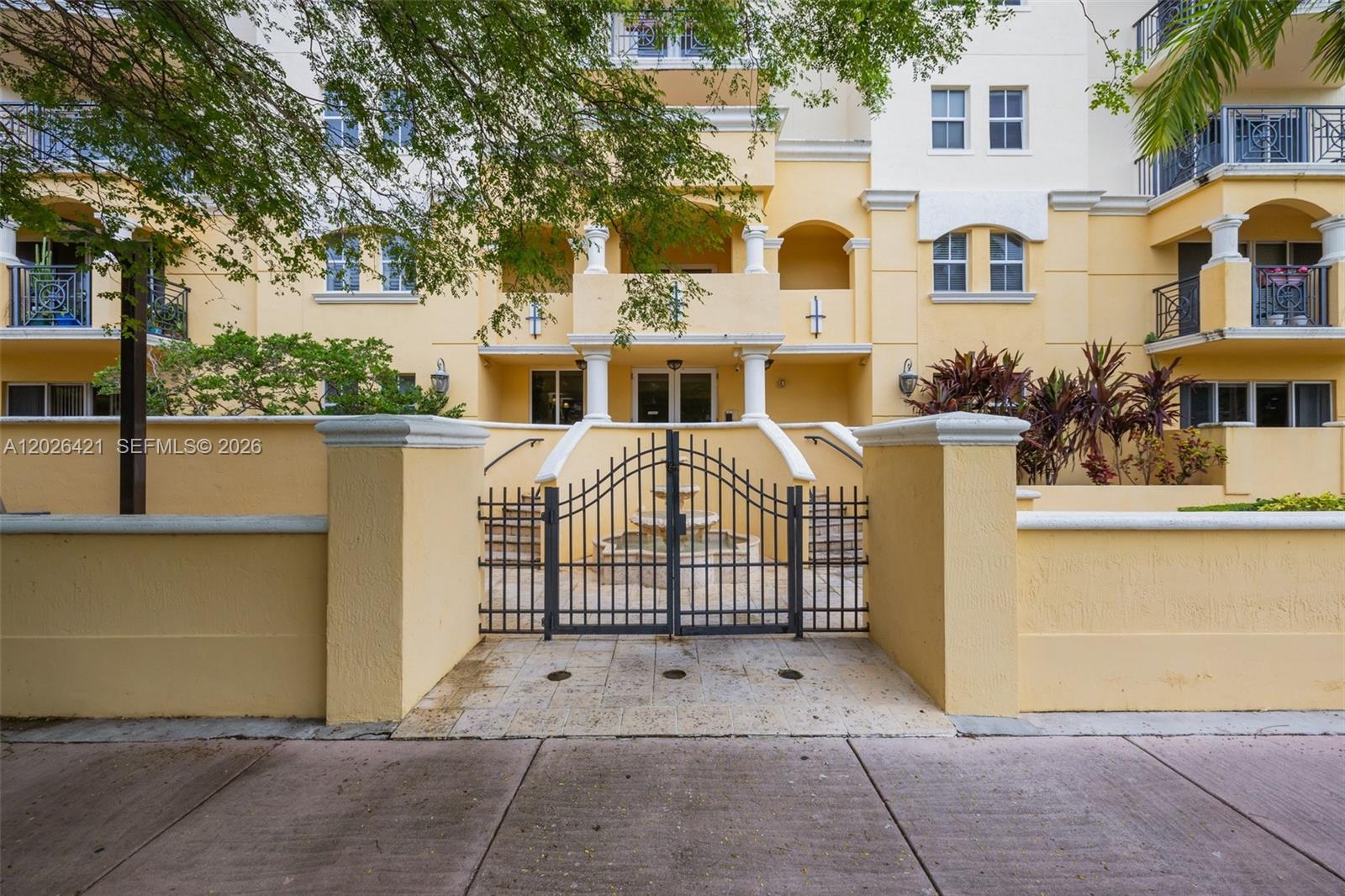 101 Sidonia Ave # 404