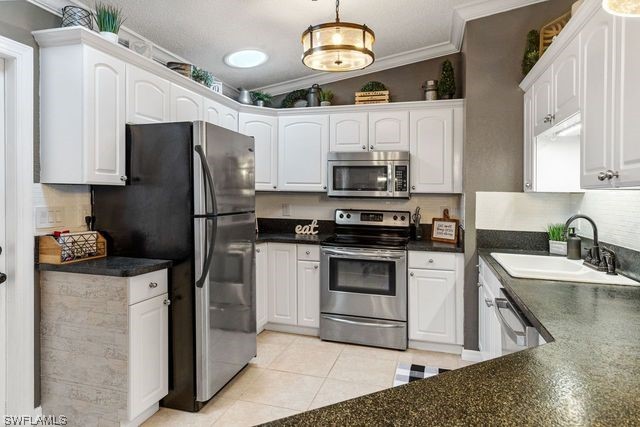 606 SW 10th Place