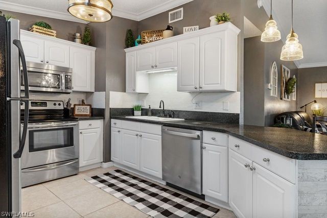 606 SW 10th Place