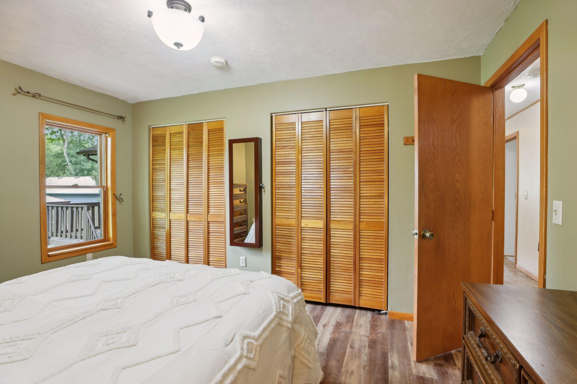 1795 Queens Avenue S