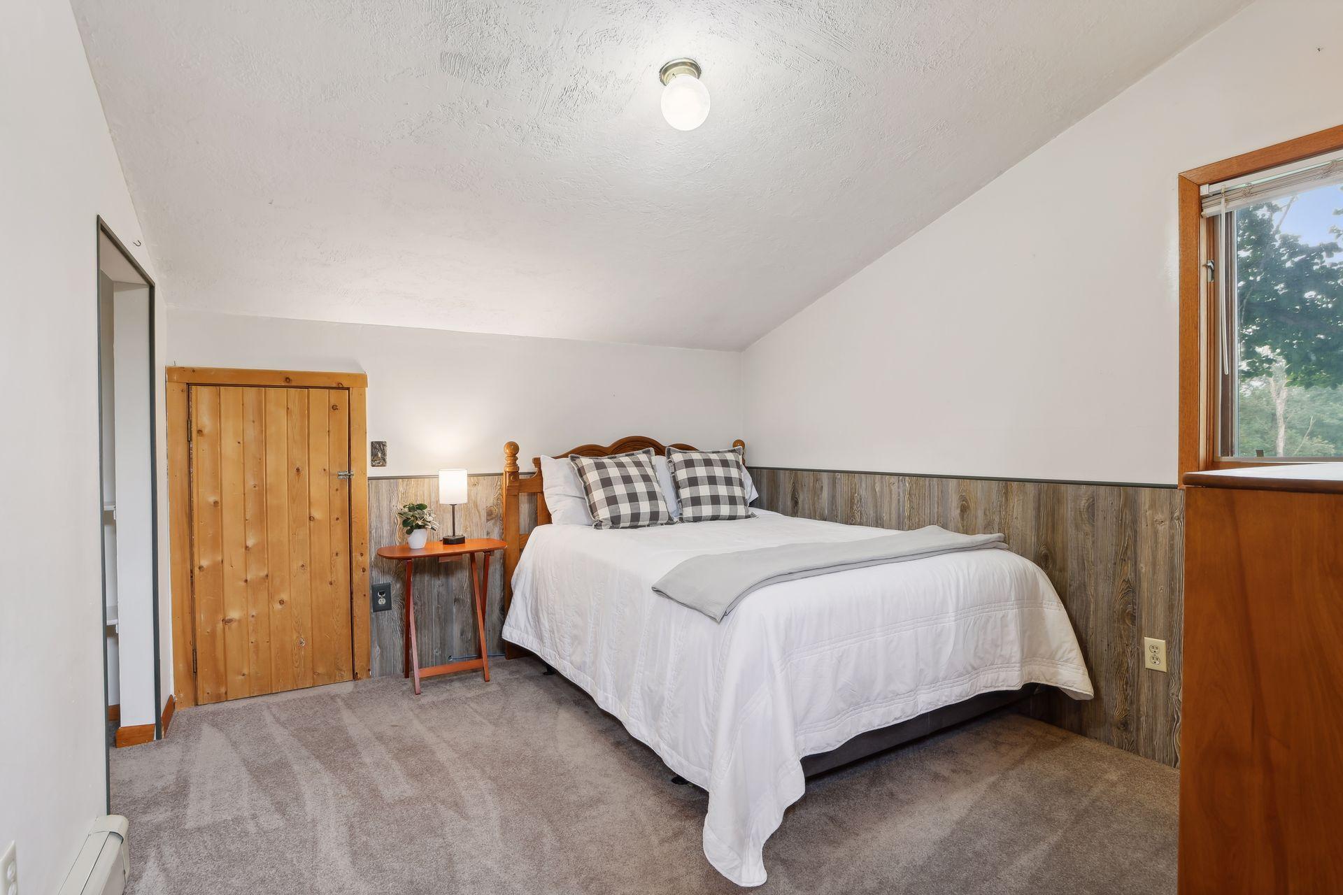 1795 Queens Avenue S