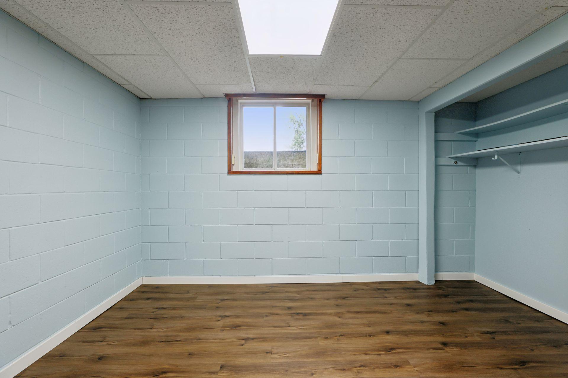 1795 Queens Avenue S