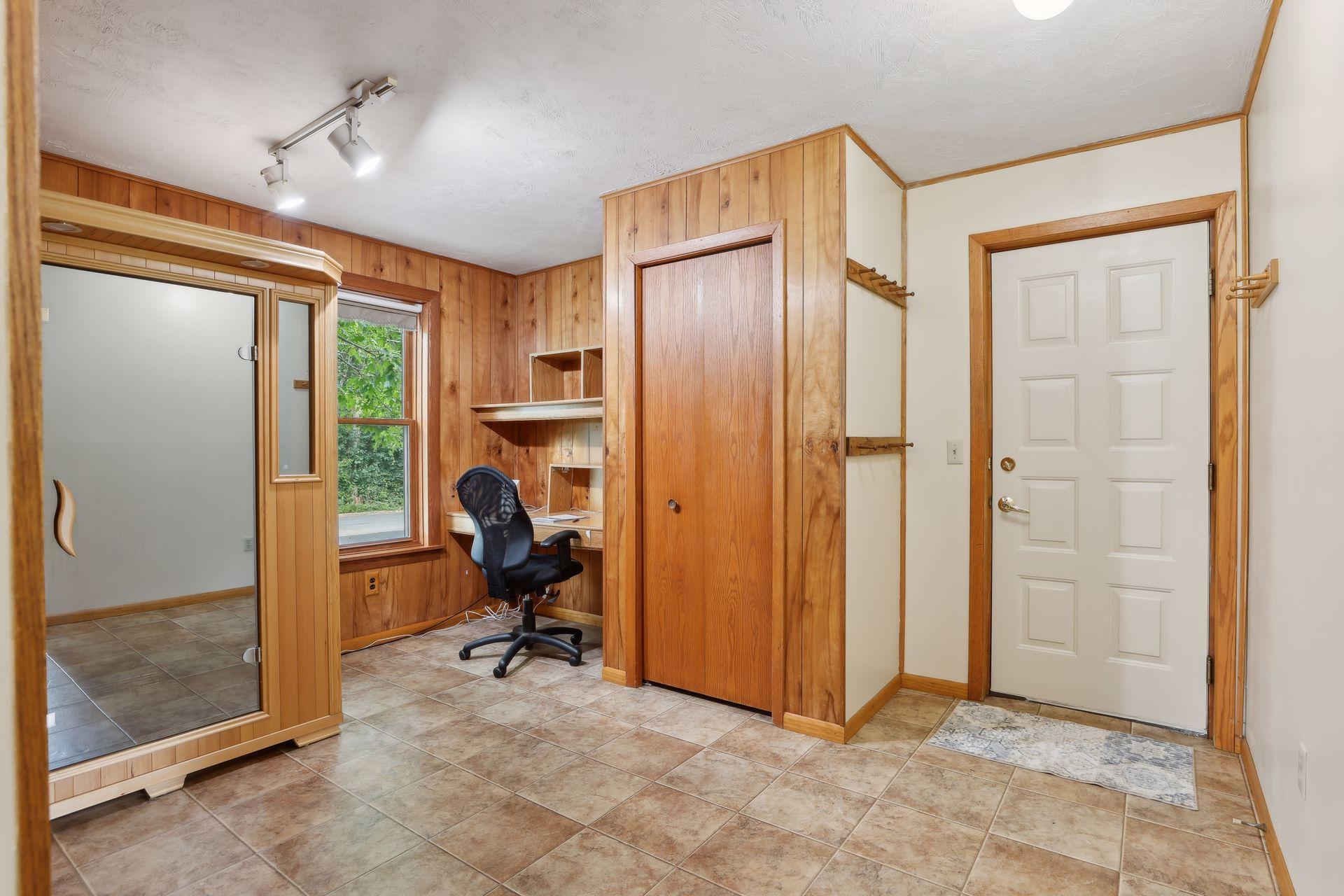 1795 Queens Avenue S