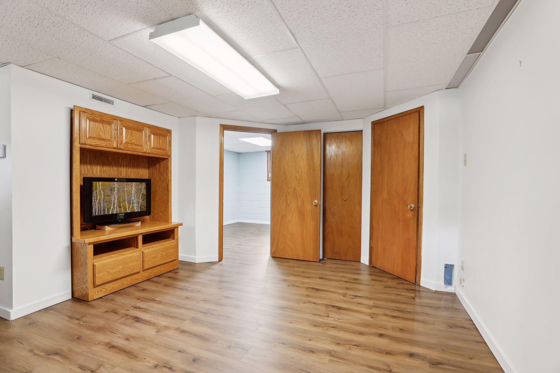 1795 Queens Avenue S