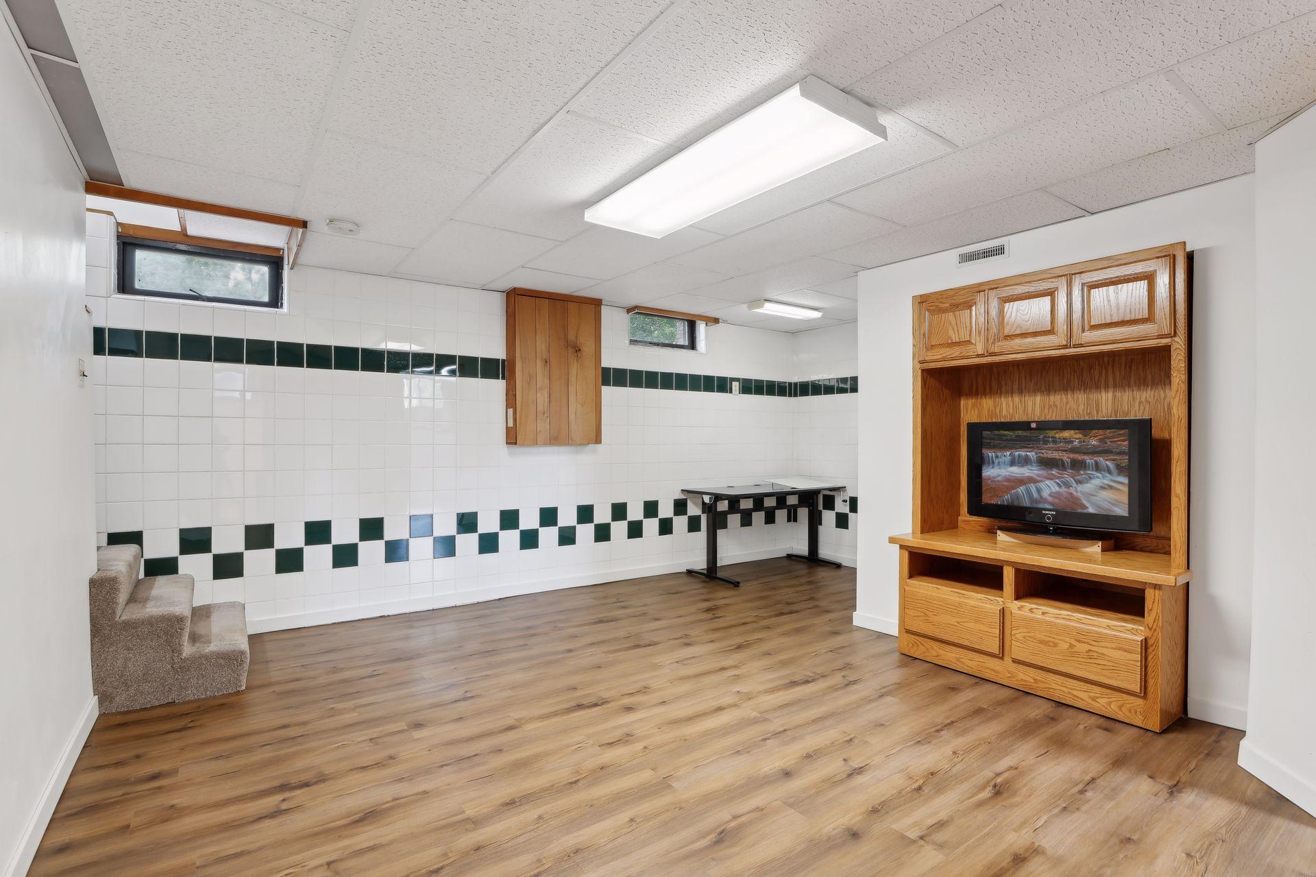 1795 Queens Avenue S