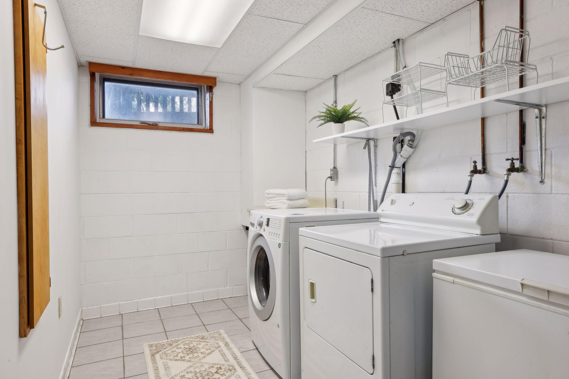 1795 Queens Avenue S