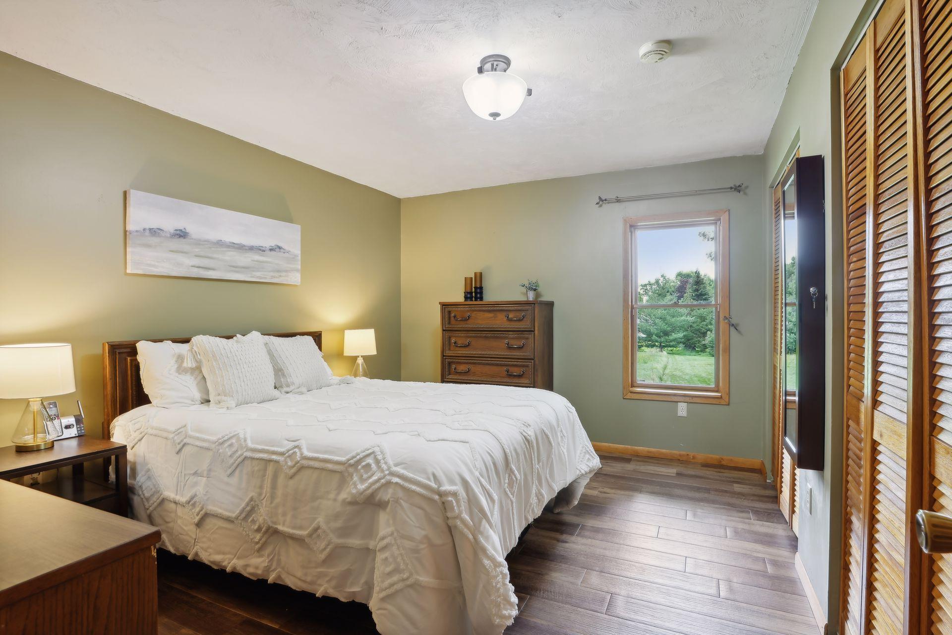 1795 Queens Avenue S