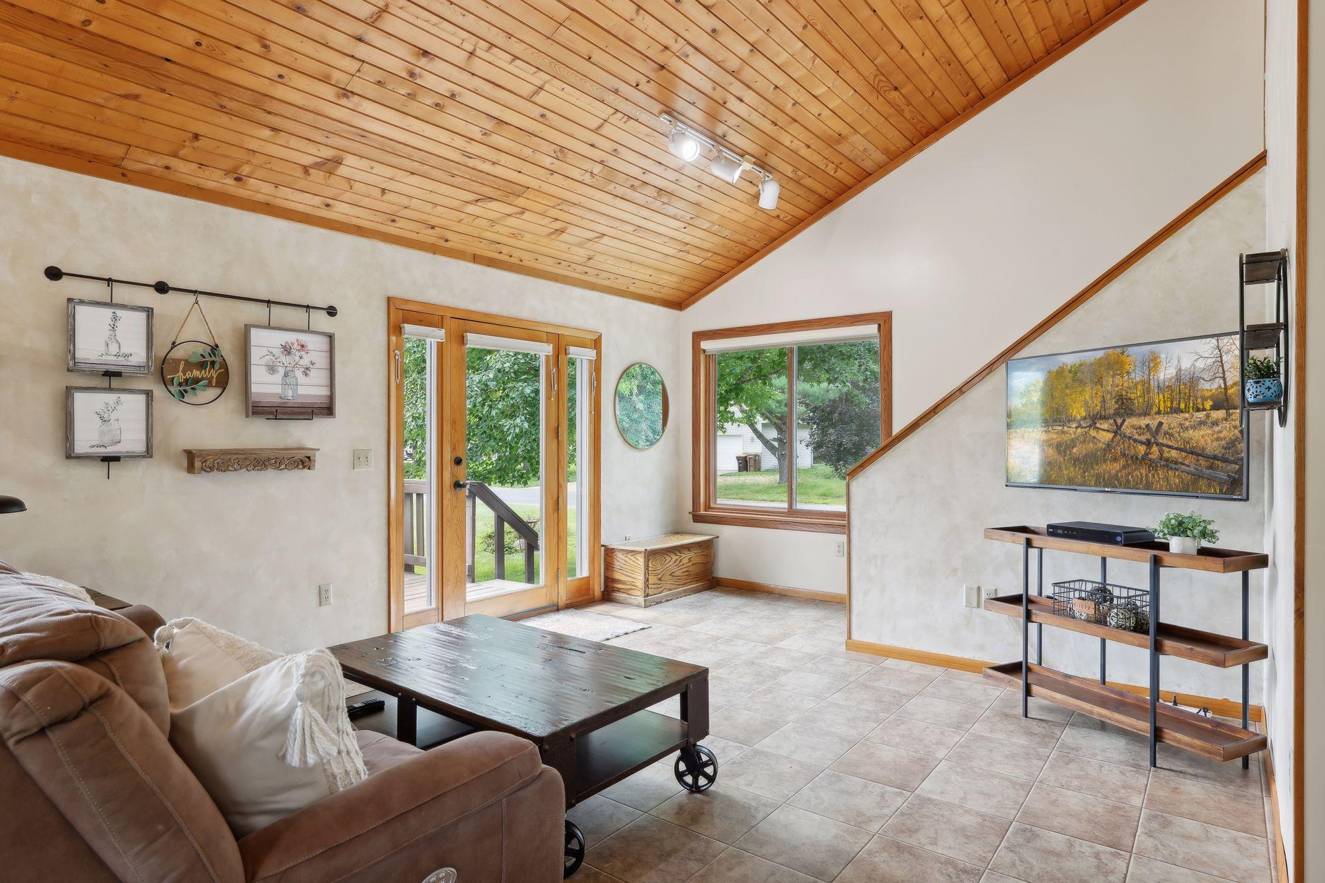 1795 Queens Avenue S