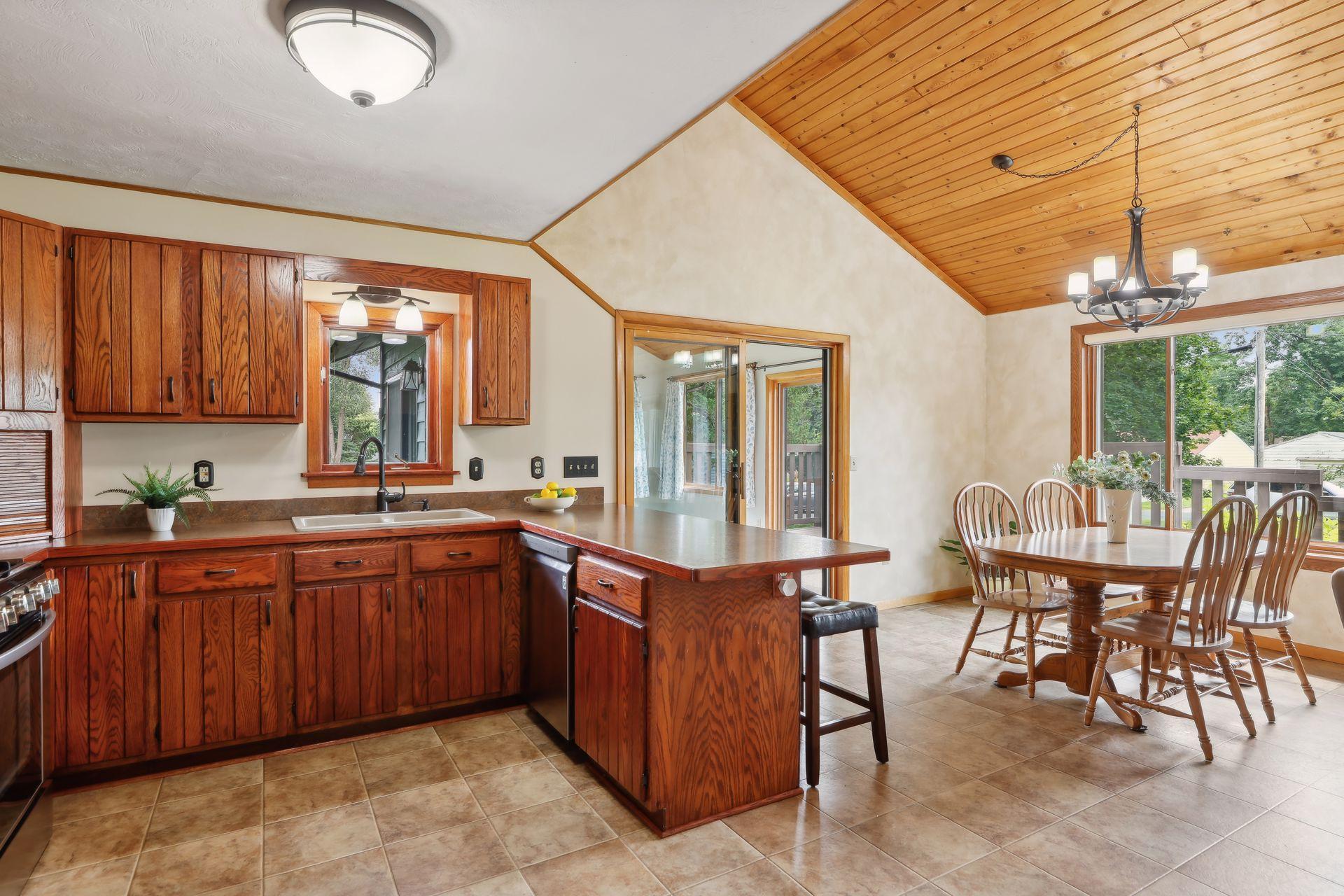 1795 Queens Avenue S