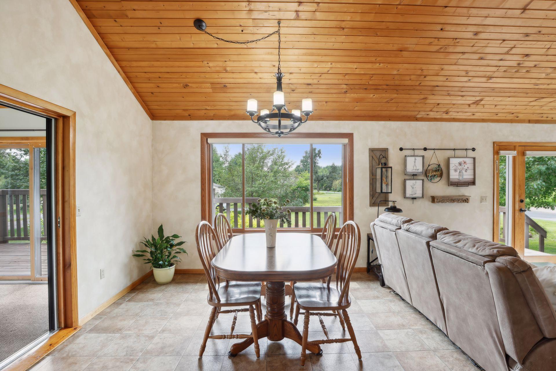 1795 Queens Avenue S